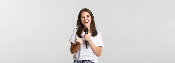 Piękna Młoda Kobieta Śpiewa Piosenkę Mikrofonie Karaoke Stojące Białe Tło — Zdjęcie stockowe