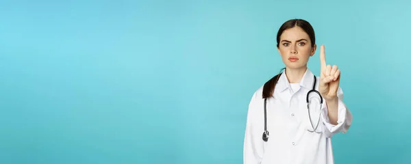Ernsthaft Aussehende Junge Ärztin Klinikmitarbeiterin Zeigt Halt Verbot Verbotene Geste — Stockfoto