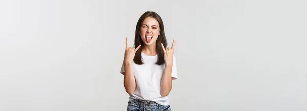 Alegre Chica Guapa Mostrando Rock Gesto Disfrutando Concierto —  Fotos de Stock