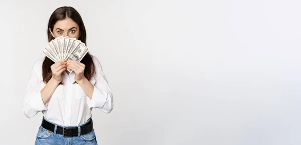 Entuzjastyczna Kobieta Pokazuje Pieniądze Gotówkę Uśmiech Dostał Kredyt Mikrokredyt Stoi — Zdjęcie stockowe