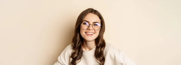 Közelkép Portré Gyönyörű Modern Szemüvegben Mosolygós Boldognak Néz Pózol Szemüveg — Stock Fotó