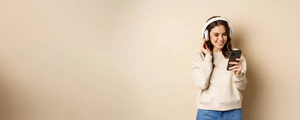 Beautiful Young Woman Looking Video Smartphone Listening Music Headphones Standing — Foto Stock