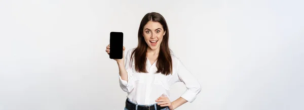 Mulher Sorridente Feliz Mostrando Interface Aplicativo Smartphone Tela Telefone Móvel — Fotografia de Stock