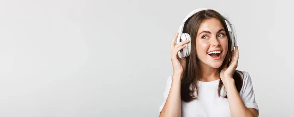 stock image Close-up of beautiful happy girl smiling, enjoying listening music in wireless headphones.