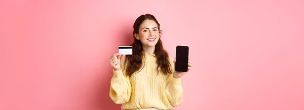 Tecnologia Compras Online Retrato Bela Senhora Mostrando Tela Telefone Móvel — Fotografia de Stock