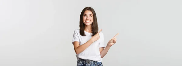 Hayalperest Güzel Kız Gülümsüyor Parmaklarını Sol Üst Köşeye Doğrultuyor Logodan — Stok fotoğraf