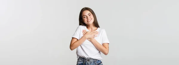 Vidrörd Glad Ung Kvinna Ler Håller Händerna Bröstet Känner Tacksamhet — Stockfoto