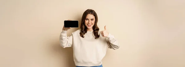 Smiling Happy Woman Showing Smartphone Horizontal Screen Thumbs Recommending Website — Stockfoto