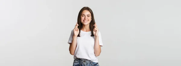 Chica Sonriente Esperanzada Cruza Los Dedos Buena Suerte Pidiendo Deseo —  Fotos de Stock