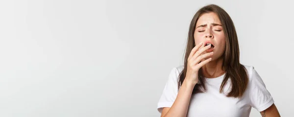 Allergiás Tüsszentéses Lány Portréja Kézzel Takard Száját Beteg Áll Felett — Stock Fotó
