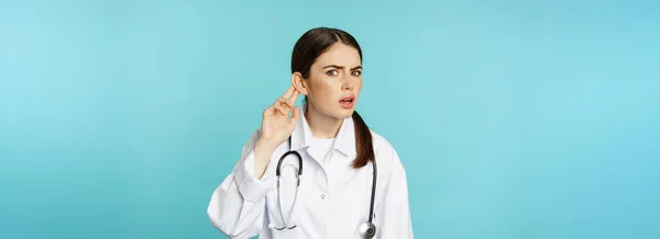 Image Confused Woman Doctor Cant Hear You Holding Hand Ear — Φωτογραφία Αρχείου