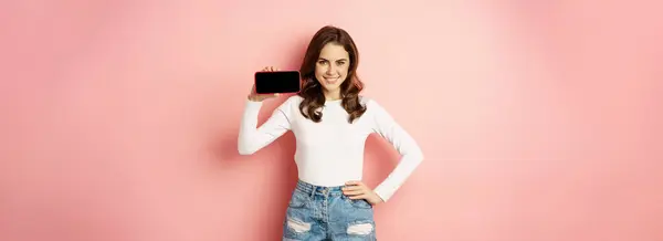 Mulher Caucasiana Jovem Atraente Mostrando Tela Horizontal Telefone Móvel Aplicativo — Fotografia de Stock