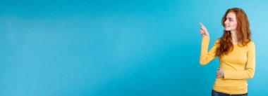 Portre genç güzel çekici Dişileştirilmiş kız mutlu bir şey ve parmak işaret ile kapatın. Mavi Pastel renkli. Kopya alanı.