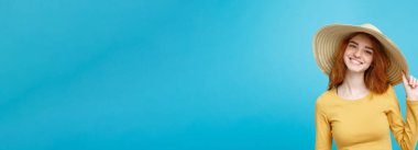 Seyahat kavramı - portre genç güzel çekici Kızıl kızıl saçlı kız moda şapka ve gülümseyen yakından. Mavi Pastel renkli. Kopya alanı