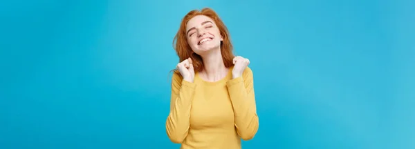 生活方式的概念 开朗快乐姜红头发女孩快乐和令人兴奋到相机是面带笑容的肖像 柔和的蓝色背景上的孤立 复制空间 — 图库照片
