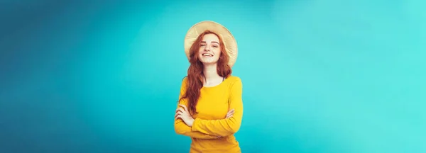 旅行の概念 トレンディな帽子とサングラス笑みを浮かべて肖像若い美しい魅力的な Redhair 女の子を閉じる 青いパステル背景 コピー スペース — ストック写真