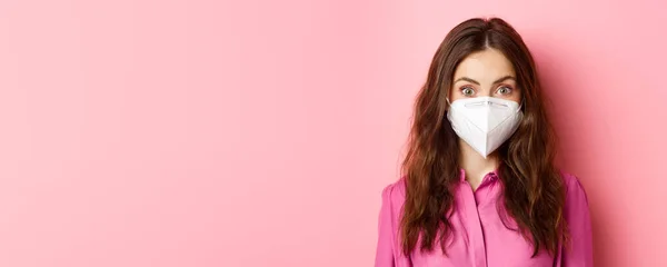 Covid 隔離と社会的距離の概念 若いですスタイリッシュな女性のクローズアップで素敵なヘアドア コロナウイルスから医療用マスクを身に着けています ピンクの背景 — ストック写真