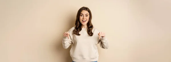 Enthusiastic Attractive Girl Pointing Fingers Showing Advertisement Link Promo Standing — Stockfoto