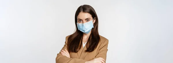 Koronawirus Koncepcja Pandemii Profesjonalna Bizneswoman Pracownik Biurowy Masce Medycznej Krzyżują — Zdjęcie stockowe