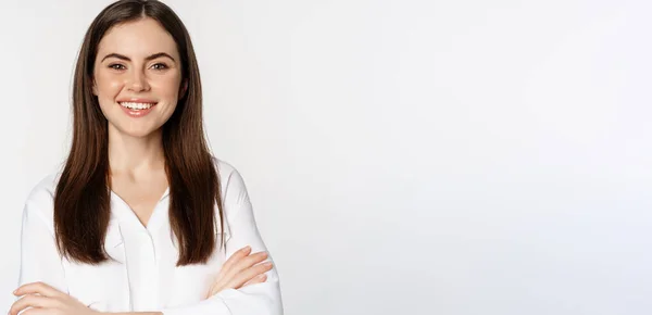 Kendine Güvenen Kadını Gülümseyen Profesyonel Girişimci Göğsünde Çapraz Kollar Beyaz — Stok fotoğraf