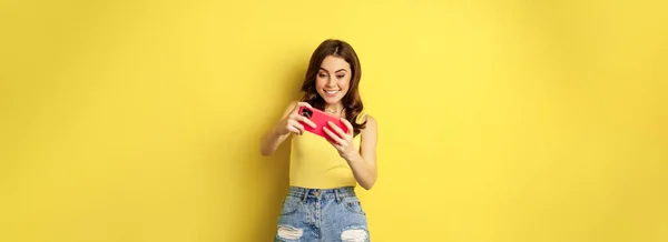 Glad Ung Kvinna Spelar Mobiltelefon Smartphone Spel Ler Och Tittar — Stockfoto