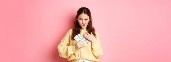 Compras Jovem Atrevida Sorrindo Olhando Confiante Abraçando Dinheiro Segurando Notas — Fotografia de Stock
