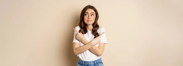 Beautiful Girl Choosing Two Options Pointing Sideways Looking Clueless Standing — Foto Stock