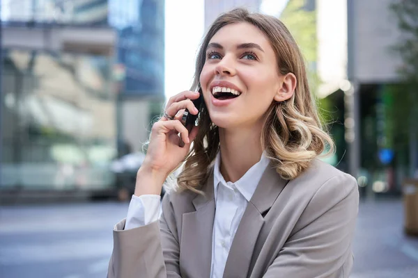 Retrato Mulher Negócios Feliz Falando Telefone Celular Rindo Sorrindo Livre — Fotografia de Stock