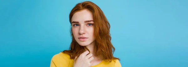 Headshot Portrait Von Glücklichen Ingwer Roten Haaren Mädchen Mit Sommersprossen — Stockfoto