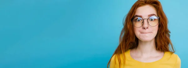 Headshot Portret Szczęśliwy Imbir Czerwone Włosy Dziewczyny Śmieszną Twarz Patrząc — Zdjęcie stockowe