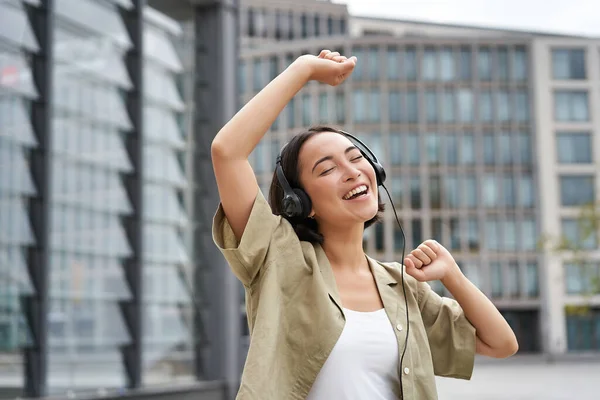 Девушка Танцует Улице Наушниках Слушает Музыку Чувствует Себя Счастливой Гуляя — стоковое фото