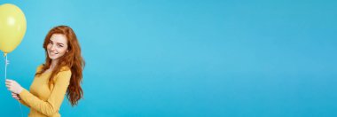 Portre mutlu genç güzel çekici Dişileştirilmiş kız renkli parti balon ile gülümseyen kapatın. Mavi Pastel renkli.