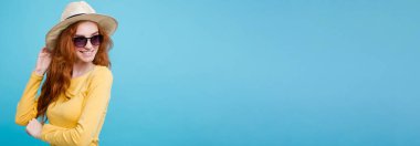Seyahat kavramı - portre genç güzel çekici Dişileştirilmiş kız moda şapka ve sunglass gülümseyen yakından. Mavi Pastel renkli. Kopya alanı.