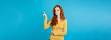Portre genç güzel çekici Dişileştirilmiş kız mutlu bir şey ve parmak işaret ile kapatın. Mavi Pastel renkli. Kopya alanı
