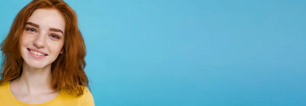 Портрет Счастливой Рыжеволосой Девушки Веснушками Улыбающейся Камеру Пастельно Синий Фон — стоковое фото