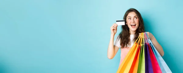 Glückliches Brünettes Mädchen Shopaholic Zeigt Ihre Plastikkreditkarte Und Einkaufstüten Schaut — Stockfoto
