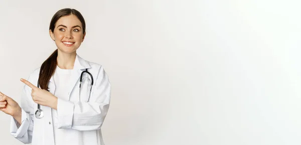Gülümseyen Genç Kadın Doktor Portresi Sağlık Görevlisi Solu Işaret Eden — Stok fotoğraf