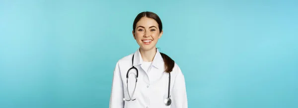 Gülümseyen Sağlıklı Bir Tıp Çalışanı Mutlu Görünen Genç Bir Kadın — Stok fotoğraf