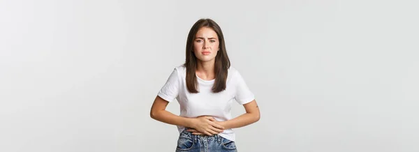Mujer Con Dolor Estómago Agacharse Tomarse Las Manos Vientre Malestar —  Fotos de Stock