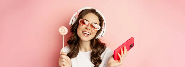 Close Portrait Stylish Glamour Girl Beautiful Woman Headphones Listening Music — Foto Stock