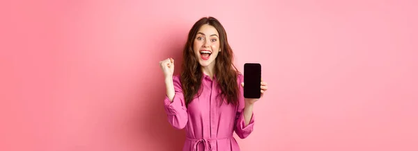 Технологическая Концепция Возбужденная Девушка Показывает Экран Мобильного Телефона Кричать Радости — стоковое фото
