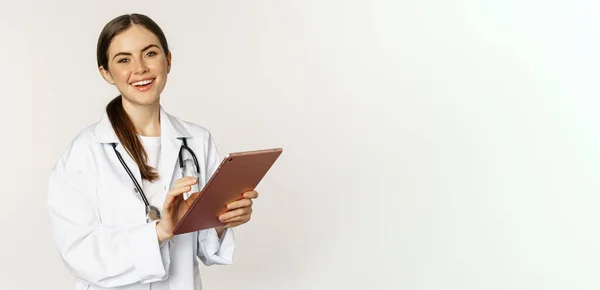 Doctor White Coat Using Digital Tablet Reading Medical Data Gadget — Φωτογραφία Αρχείου