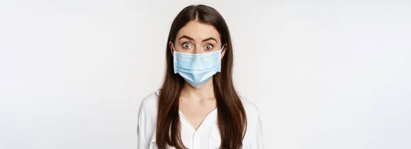 Covid Conceito Pandemia Jovem Mulher Escritório Usando Máscara Médica Durante — Fotografia de Stock