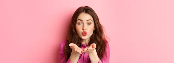 閉じるアップポルノの可愛いですロマンチックな女の子Pucker彼女の唇 送信空気キスオンヤシ 立っているピンクの背景 — ストック写真