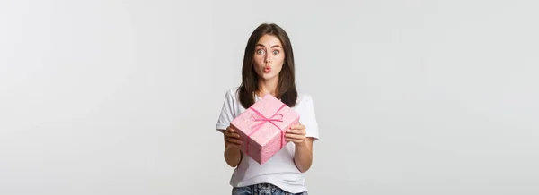 Verrast Gelukkig Verjaardag Meisje Ontvangen Verpakt Cadeau Witte Achtergrond — Stockfoto