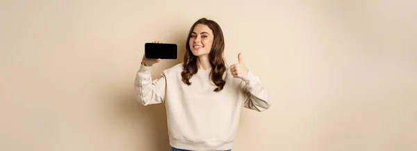 Smiling Happy Woman Showing Smartphone Horizontal Screen Thumbs Recommending Website — Fotografia de Stock