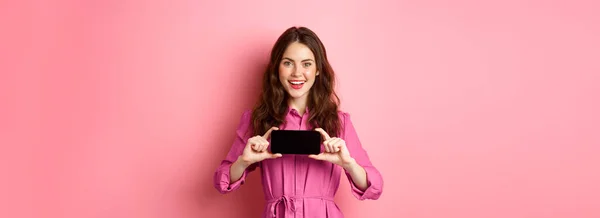 Koncepcja Technologii Młoda Atrakcyjna Kobieta Pokazuje Ekran Smartfona Poziomo Wprowadzić — Zdjęcie stockowe