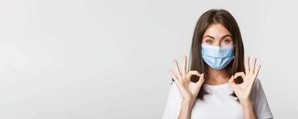 Covid Sağlık Sosyal Uzaklık Kavramı Tıbbi Maskeli Oldukça Tatmin Olmuş — Stok fotoğraf