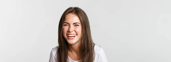 Primer Plano Chica Morena Feliz Despreocupada Sonriendo Riendo Alegría Pie —  Fotos de Stock