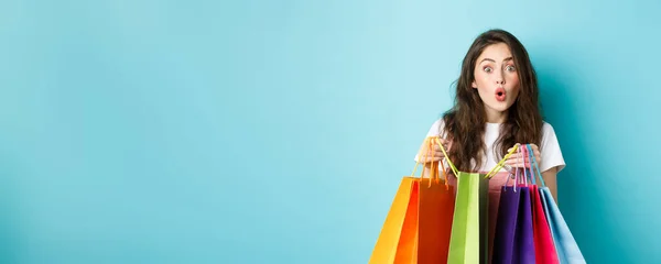 Εντυπωσιασμένη Νεαρή Γυναίκα Shopaholic Κρατώντας Πολύχρωμες Τσάντες Για Ψώνια Και — Φωτογραφία Αρχείου